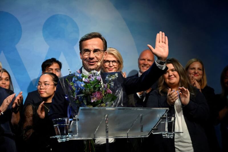 瑞典大選確定由右派險勝，右派陣營領袖之一的克里斯特森（前）15日起著手組建新政府。圖為克里斯特森11日在選舉觀察會上發表談話。（TT News Agency/Fredrik Sandberg via 路透社）
