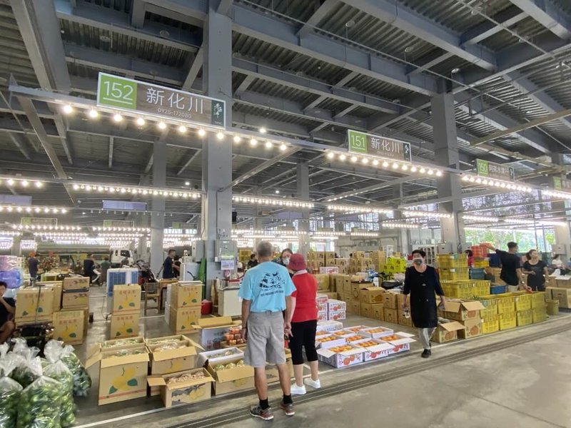 號稱「全國最美果菜市場」的台南市新化果菜市場，規劃164個攤位，涵蓋輕食及台南好物商店，16日試營運。（讀者提供）中央社記者張榮祥台南傳真  111年9月16日