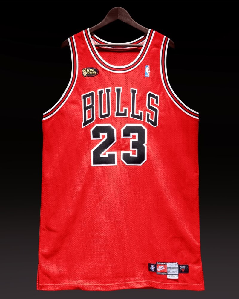 美國傳奇籃球明星喬丹在1998年美國職籃NBA總冠軍賽第一戰所穿的球衣，以創紀錄的1010萬美元（約新台幣3億1450萬元）拍出。（圖取自facebook.com/sotheby）