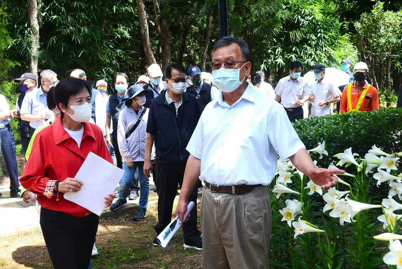 澎湖與宜蘭兩地縣政府首度跨域合作，17日將在澎湖休憩園區舉行「水保森林同樂會」。圖為澎湖縣長賴峰偉（前右）與議長劉陳昭玲（前左）走訪澎湖休憩園區。（澎湖縣政府提供）中央社  111年9月16日