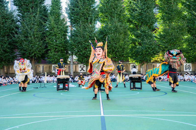在僑務委員會支持下，台灣雷昇傳藝劇團赴日本東京中華學校演出，帶來戰鼓、三太子、醒獅和舞龍等展演。（文總提供）中央社記者王寶兒傳真 111年9月16日