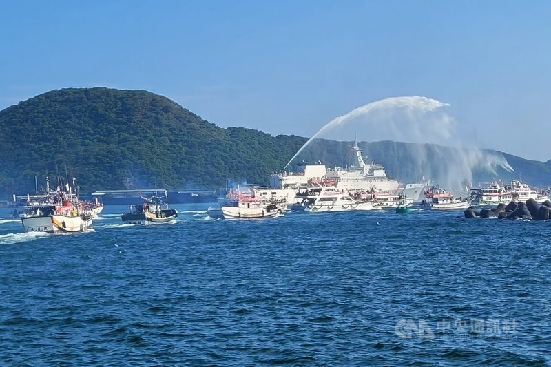 「2022蘭陽媽祖文化節」16日在蘇澳鎮南天宮金媽祖領航下，近百艘漁船組成海上遶境隊伍，從南方澳漁港鳴笛起駕出發，海巡署新竹艦等特別在港口噴水祈福並全程伴隨護航，場面壯觀。中央社記者沈如峰宜蘭縣攝 111年9月16日