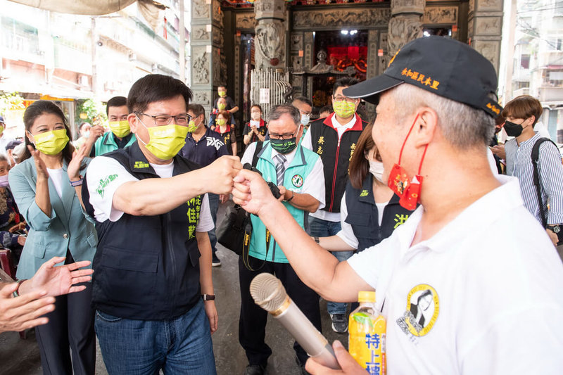 民進黨新北市長參選人林佳龍（前左）16日前往永和區南天南天宮參香祈福，並與現場熱情民眾擊拳互動，爭取選民支持。（林佳龍競選辦公室提供）中央社記者黃旭昇新北市傳真  111年9月16日