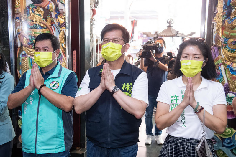 民進黨新北市長參選人林佳龍（前中）16日在同黨市議員羅文崇（前左）、議員參選人許昭興（前右）等陪同下，前往永和南天南天宮參香祈福。（林佳龍競選辦公室提供）中央社記者黃旭昇新北市傳真  111年9月16日