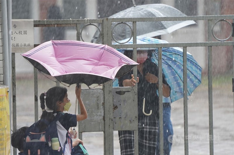 圖為受颱風梅花影響，12日台北市北投區學生雨傘遭強風吹到開花。（中央社檔案照片）