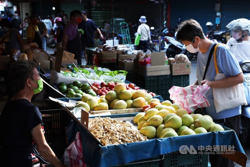 圖為14日上午民眾在台北市士林市場採買。（中央社檔案照片）
