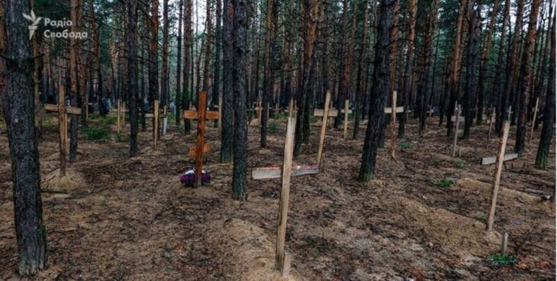 烏克蘭官員表示，烏軍在9月初收復東部城鎮伊久姆之後，在郊區樹林中發現一處亂葬崗，大約有450個墳塚。（圖取自twitter.com/Podolyak_M）