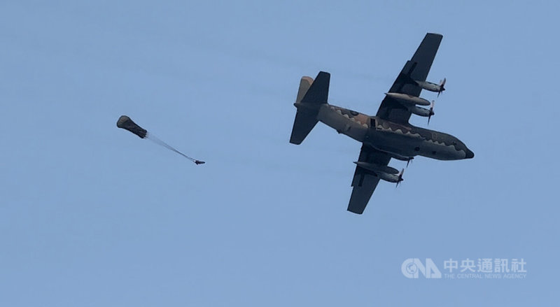 陸軍航空特戰指揮部16日在大鵬灣域執行海面傘訓,清晨6時許,18名學員區分3波次,搭載C130運輸機,使用T-10B傘具,自1250英呎跳出,場面震撼。中央社記者李卉婷攝 111年9月16日