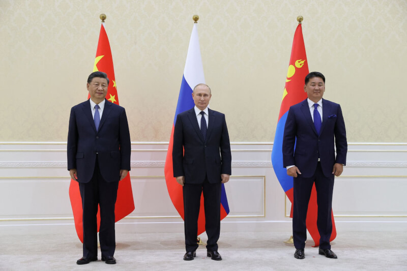 圖為15日中國國家主席習近平（左起）、俄羅斯總統蒲亭及蒙古總統烏赫那在烏茲別克合影。（路透社）