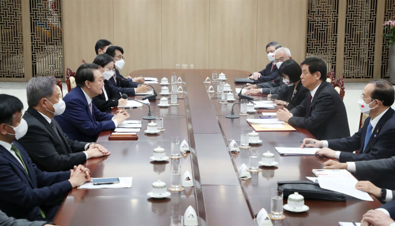 南韓總統尹錫悅（左3）16日下午接見正在南韓訪問的中國全國人大常委會委員長栗戰書（右2）。（韓聯社）