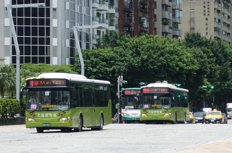 台北市議會交通委員會16日通過北市府提出聯營公車運價調整案，票價不變，運價考量浮動油價調漲4元。（中央社檔案照片）