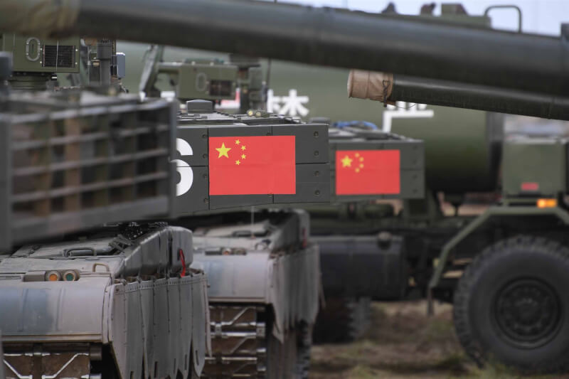 美國國防大學最新報告顯示，中國人民解放軍將領和目前正在烏克蘭作戰的俄羅斯將領有一項共同潛在弱點，可能會成為共軍發動類似戰爭的阻礙。圖為2018年中俄聯合軍演（中新社）