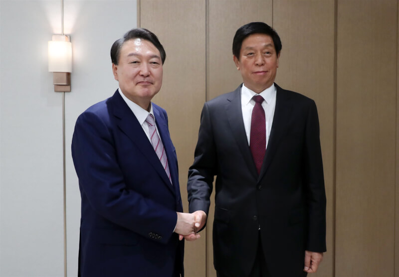 南韓總統尹錫悅（左）16日下午接見正在南韓訪問的中國全國人大常委會委員長栗戰書（右）。（韓聯社）