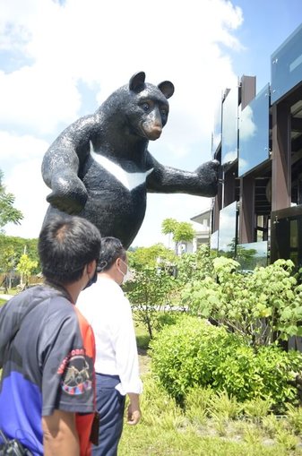 「2022國慶焰火在嘉義」進入倒數階段,台18線旁「逐鹿文創園區」將於17日正式開幕,園區內6公尺高的龐然雕塑大黑熊以耍帥扶牆的姿勢靠在「優格哇舒劇場」入口,相當吸睛。中央社記者蔡智明攝 111年9月16日