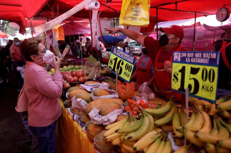 墨西哥通膨率創20年來新高。圖為墨西哥民眾採買蔬果。（路透社）