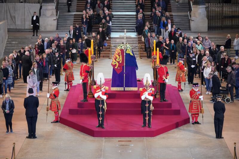 英國女王伊麗莎白二世停靈倫敦西敏廳供人瞻仰悼念，民眾15日不惜等上10多個小時，也要看一眼靈柩，與女王道別。（路透社）