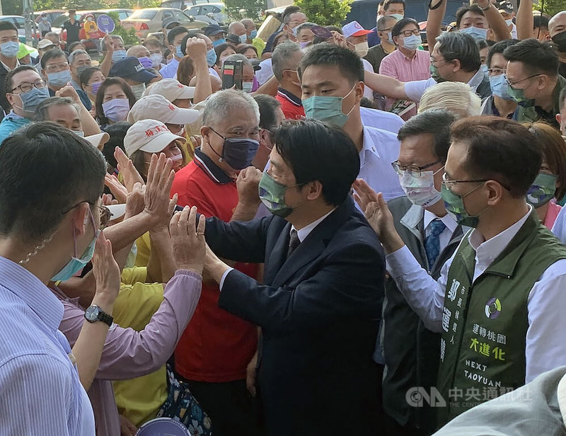 民進黨桃園市長參選人鄭運鵬（右）16日在副總統賴清德（右3）、桃園市長鄭文燦（右2）等陪同下，至楊梅頭重溪三元宮參香，受到民眾熱烈歡迎。中央社記者葉臻攝  111年9月16日