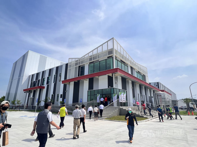 全台首座國際保鮮物流中心位於屏東農業生物科技園區，建有1360個棧板冷藏空間及7800個棧板冷凍空間，提供日處理量達10噸的加工包裝空間，17日正式啟用。中央社記者李卉婷攝 111年9月17日