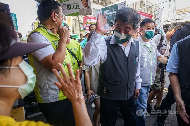 民進黨台北市長參選人陳時中（前中）17日上午前往內湖737市場掃街，向民眾懇託拜票。中央社記者裴禛攝  111年9月17日