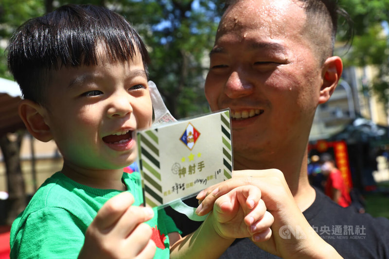 為強化全民國防，國防部17日在桃園馬祖文創園區舉辦「進擊的迷彩」活動，民眾攜帶幼童搶體驗。中央社記者游凱翔攝  111年9月17日