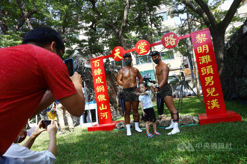 國防部17日在桃園馬祖文創園區舉辦「進擊的迷彩」活動，不少民眾搶與海軍陸戰隊結實肌肉男合影。中央社記者游凱翔攝  111年9月17日