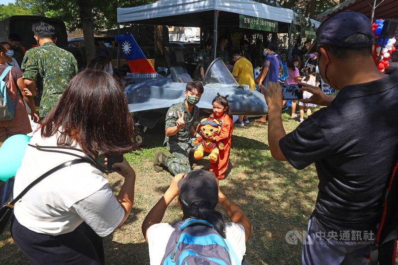 國防部17日在桃園馬祖文創園區舉辦「進擊的迷彩」活動，孩童搶與Q版戰機合影。中央社記者游凱翔攝 111年9月17日