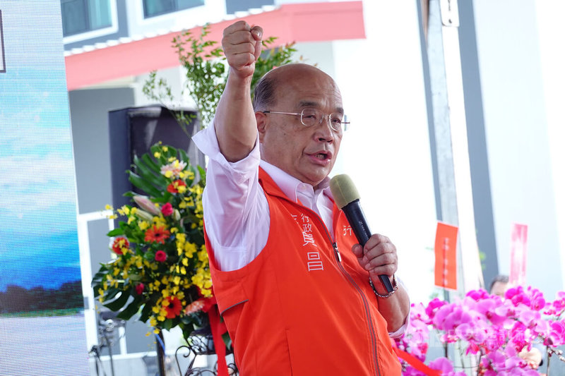 位於屏東農業生物科技園區的國際保鮮物流中心17日啟用，行政院長蘇貞昌南下出席啟用典禮並表示，全台首座國際保鮮物流中心在屏東成立，農產品經冷鏈可保持品質，也可提升競爭力，調節產銷期間，從產地到餐桌，讓政府幫助農民。中央社記者李卉婷攝 111年9月17日