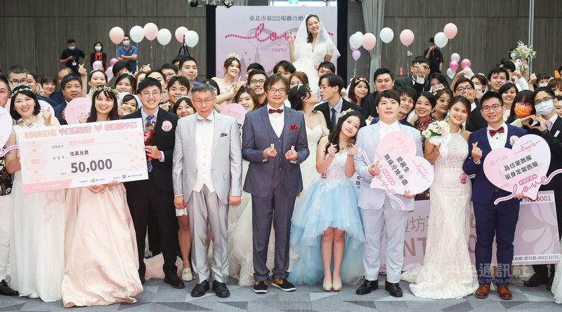 台北市長柯文哲（前左4）17日在南港展覽館出席「台北市第222場聯合婚禮」，為47對幸福新人證婚並開心合影。中央社記者張新偉攝　111年9月17日
