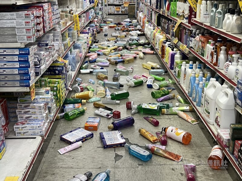 台東17日晚間發生連續地震，最大規模6.4。圖為台東一處賣場物品掉落。中央社記者盧太城台東攝 111年9月17日