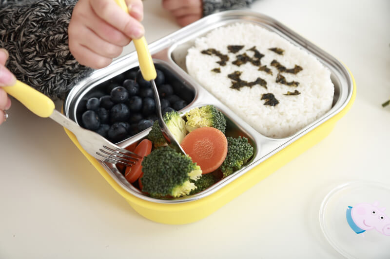 日本埼玉縣富士見市一所小學的24歲女教師，日前涉嫌在營養午餐中加入漂白劑遭警方逮捕。（示意圖／圖取自Pixabay圖庫）