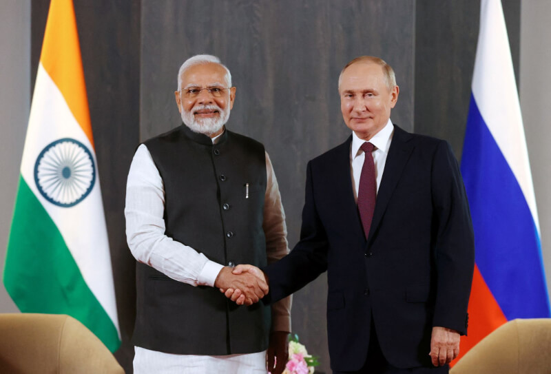 圖為16日印度總理莫迪（左）及俄羅斯總統蒲亭（右）出席上合峰會合影。（Sputnik/Alexandуr Demyanchuk/Pool via 路透社）