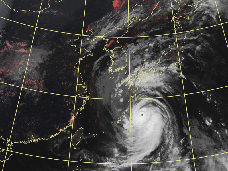 圖為17日晚間7時衛星雲圖。（圖取自中央氣象局網頁cwb.gov.tw）