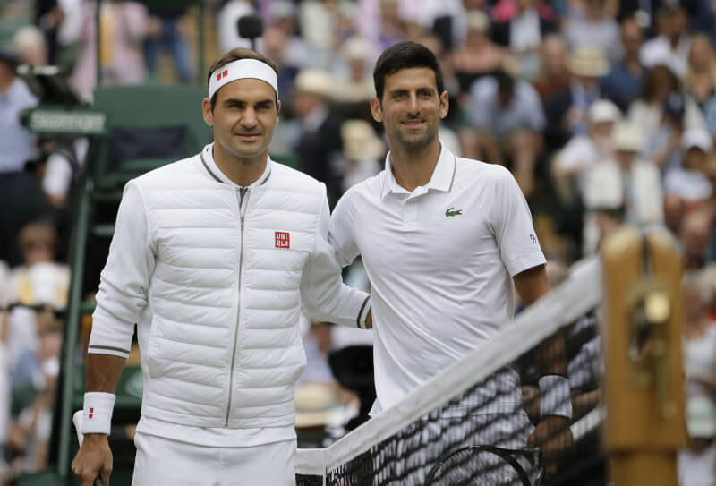 圖為2019年瑞士網球名將費德瑞（左）和塞爾維亞好手喬科維奇（右）在溫網球場合照。（美聯社）