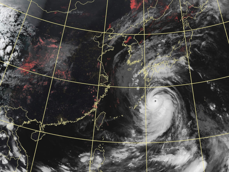 今年第14號颱風南瑪都已被美軍聯合颱風警報中心認定為「超級颱風」。圖為17日晚間7時衛星雲圖。（圖取自中央氣象局網頁cwb.gov.tw）
