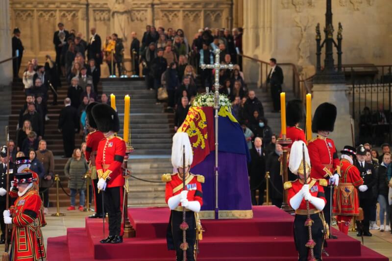 因為民眾過於踴躍，英國政府17日籲請民眾不要出門加入瞻仰伊麗莎白二世女王靈柩的行列。圖為女王靈柩。（路透社）