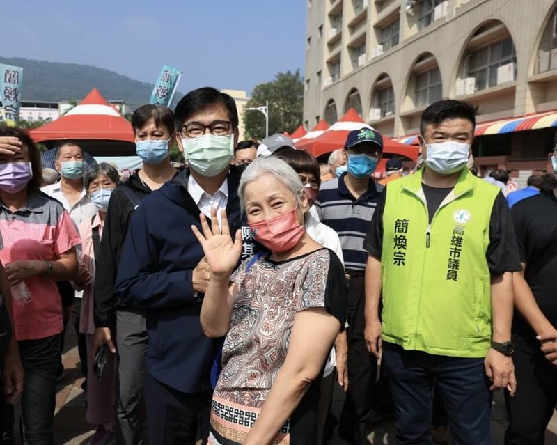 重陽佳節將至，高雄市長陳其邁（圖）17日上午前往鼓山區參與重陽敬老聯歡活動關心長輩，與長輩同歡合影。（高雄市政府提供）中央社記者洪學廣傳真  111年9月17日