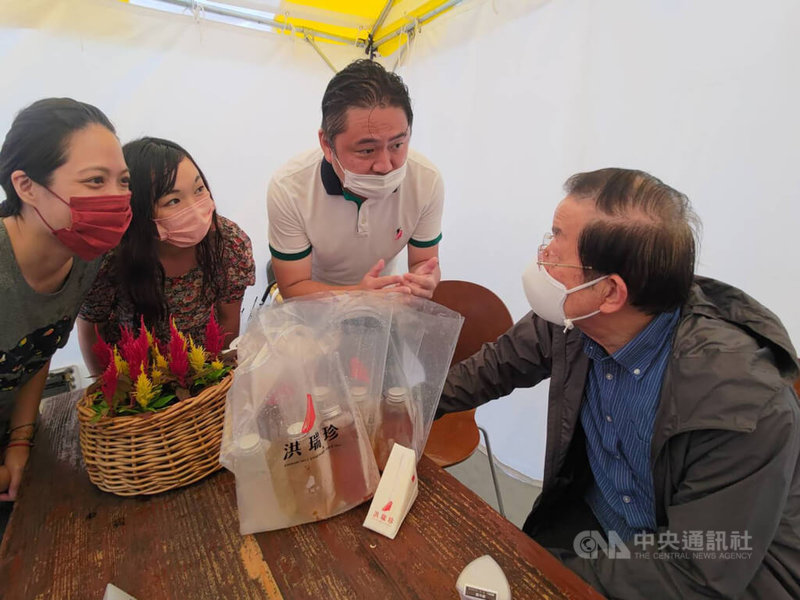 駐日代表謝長廷（右）首度連2天造訪2022 TAIWAN PLUS台灣吉日生活節現場，他鼓勵明年將到日本設店的洪瑞珍三明治要繼續努力。中央社記者王寶兒東京攝  111年9月18日