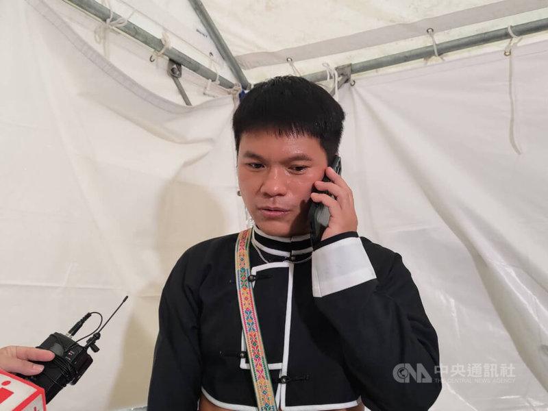 台東池上18日發生規模6.8地震，歌手舒米恩在2022 TAIWAN PLUS台灣吉日生活節演出結束後，致電關心在台東的家人。中央社記者王寶兒東京攝  111年9月18日