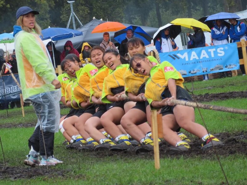台灣U23青年女子500公斤級代表隊18日在2022室外拔河世界錦標賽決賽，無畏現場雨勢，以3比0完封英國，拿下金牌。（中華民國拔河運動協會提供）中央社記者黃巧雯傳真  111年9月18日