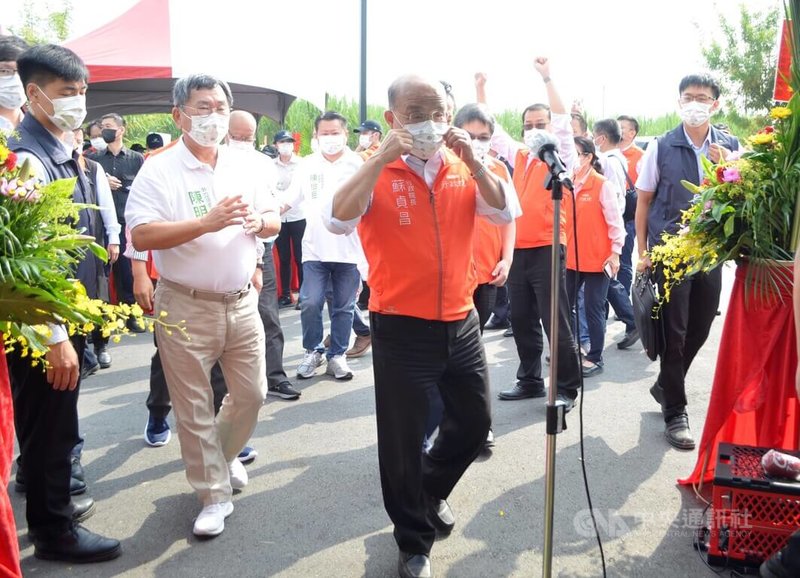行政院長蘇貞昌（前中）18日參加嘉義縣中埔產業園區動土典禮表示，美國眾議院議長裴洛西都肯定台灣COVID-19防疫成績。中央社記者蔡智明攝  111年9月18日
