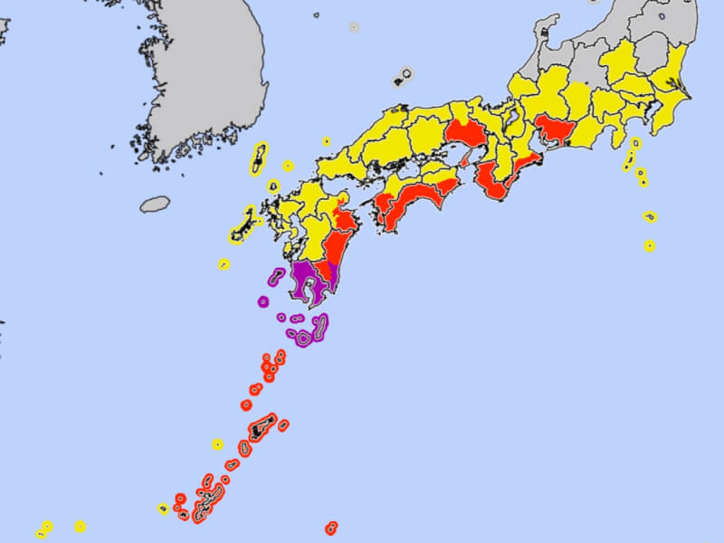 颱風南瑪都逐漸靠近日本，日本氣象廳17日晚間對鹿兒島縣發布特別警報（紫色區塊）。（圖取自日本氣象廳網頁www.jma.go.jp）