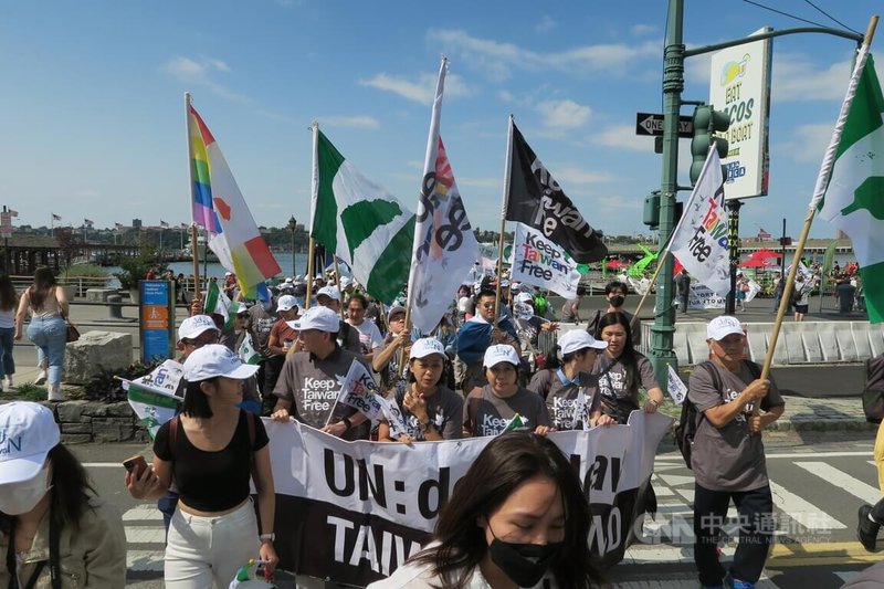 歷經COVID-19疫情，台灣加入聯合國年度遊行睽違3年再度在紐約舉辦，民眾高舉支持台灣入聯等各式旗幟與標語，表達訴求。中央社記者尹俊傑紐約攝 111年9月18日