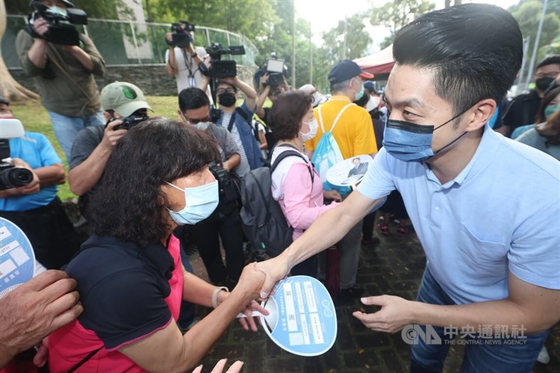 國民黨台北市長參選人蔣萬安（右）18日在台北出席111年我愛士林親子健行活動，蔣萬安和參加活動的民眾握手致意。中央社記者吳家昇攝　111年9月18日