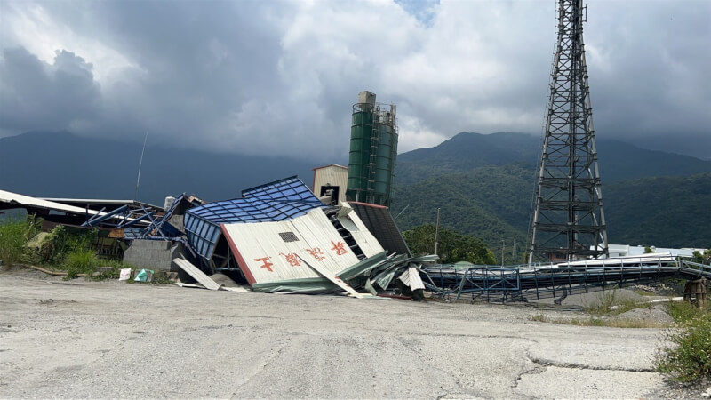 台東17日晚間發生芮氏規模6.4地震，造成多處災情，關山鎮一家砂石場的傳送帶不堪地震搖晃傾倒，將會有一段時間都不能營業。中央社記者盧太城攝 111年9月18日