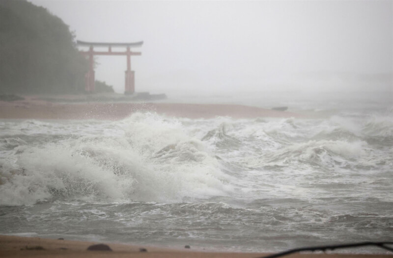 日本氣象廳預測南瑪都18日晚間到19日將最接近或登陸九州地方。圖為18日宮崎沿岸高浪。（共同社）