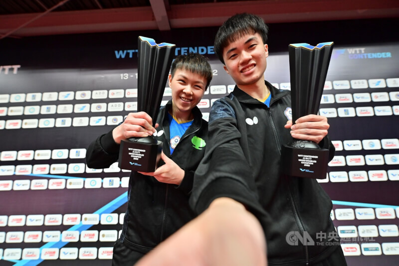 台灣桌球選手林昀儒（右）和陳思羽（左）18日以3比2擊敗中國新生代組合徐海東與吳洋晨，拿下WTT阿拉木圖挑戰賽混雙冠軍。（圖取自facebook.com/WTT）