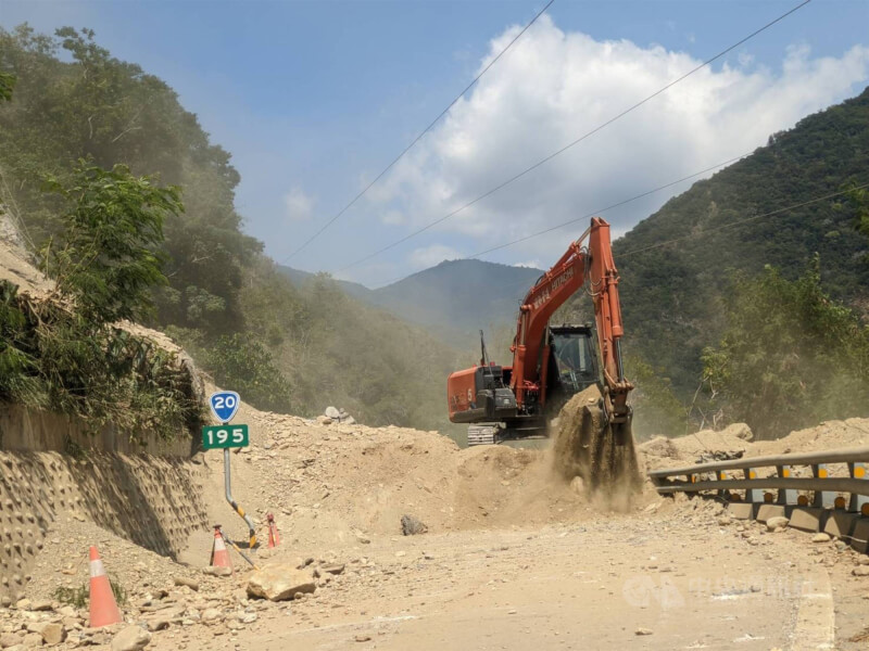 台東17日晚間發生芮氏規模6.4地震，省道台20線南橫公路東段沿途多處坍方，公路單位已派出機具清除土石，目前195.4K尚未清通，預計於下午2時清理完成。中央社記者盧太城攝 111年9月18日