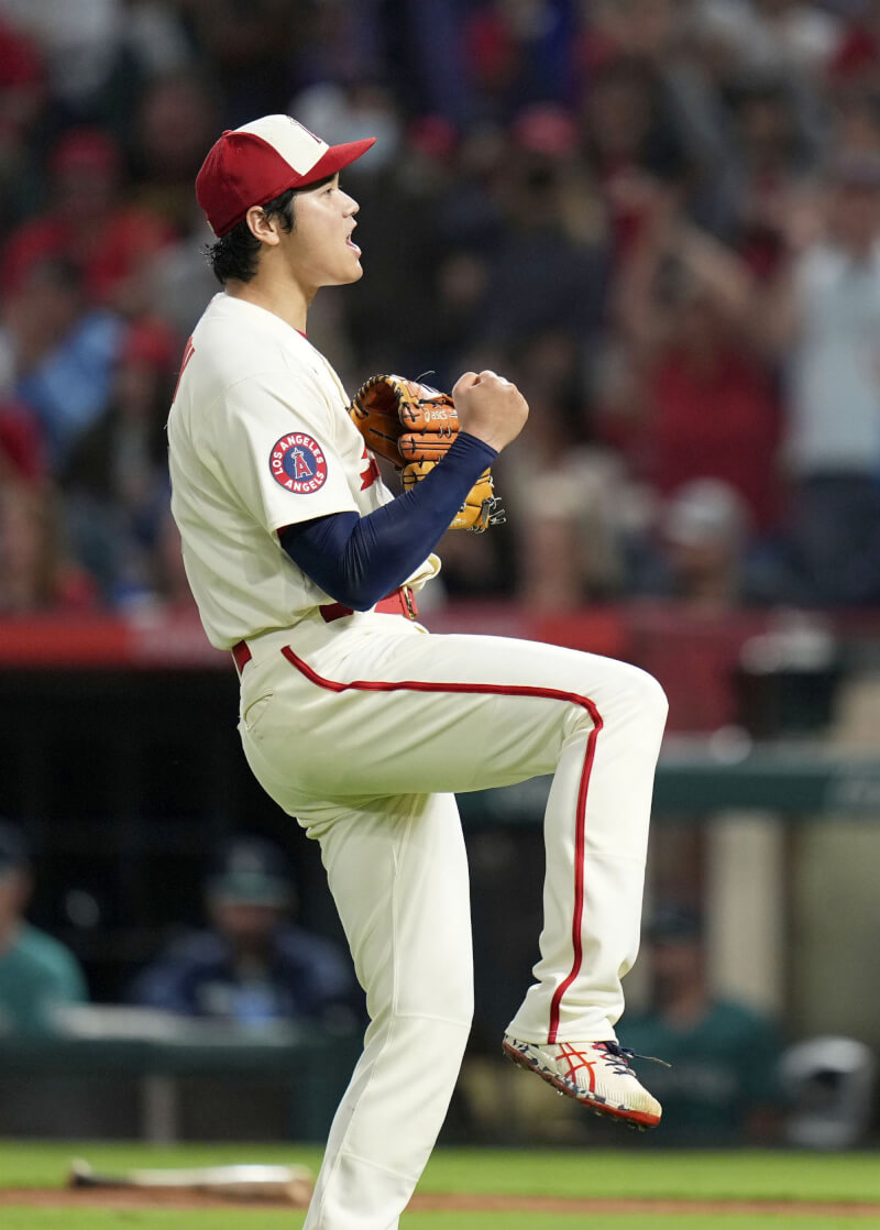 MLB天使日籍「二刀流」好手大谷翔平17日先發7局，率天使2比1擊退水手，收下個人本季第13勝。（共同社）