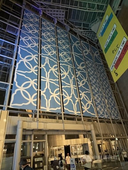 暌違3年的日本東京六本木藝術之夜17至19日舉行，台灣藝術家林明弘的大型裝置藝術作品「窗」首度在日本亮相。作品位於六本木之丘west walk的2樓。中央社記者楊明珠東京攝  111年9月18日