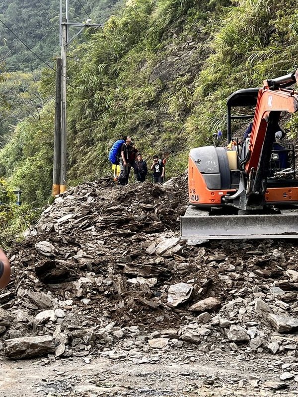 屏東專五道路至舊筏灣道路因日前雨勢就已坍方，因接連發生地震，導致大小落石不斷，旅客受困在部落，瑪家鄉公所派員搶修，18日協助8名旅客平安下山。（瑪家鄉公所提供）中央社記者李卉婷傳真  111年9月18日